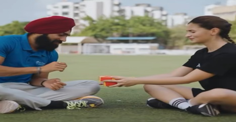 'अल्फा' के प्रमोशन के दौरान आलिया भट्ट ने इस एथलीट को गिफ्ट किया मोतीचूर लड्डू का डिब्बा, लोगों का खींचा ध्यान