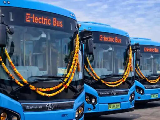 प्रदेश के 8 शहरों में चलेंगी 675 ई-बसें, मुख्यमंत्री ने 24 इलेक्ट्रिक बसों को दिखाई हरी झंडी; जयपुर को मिलीं 4 नई बसें