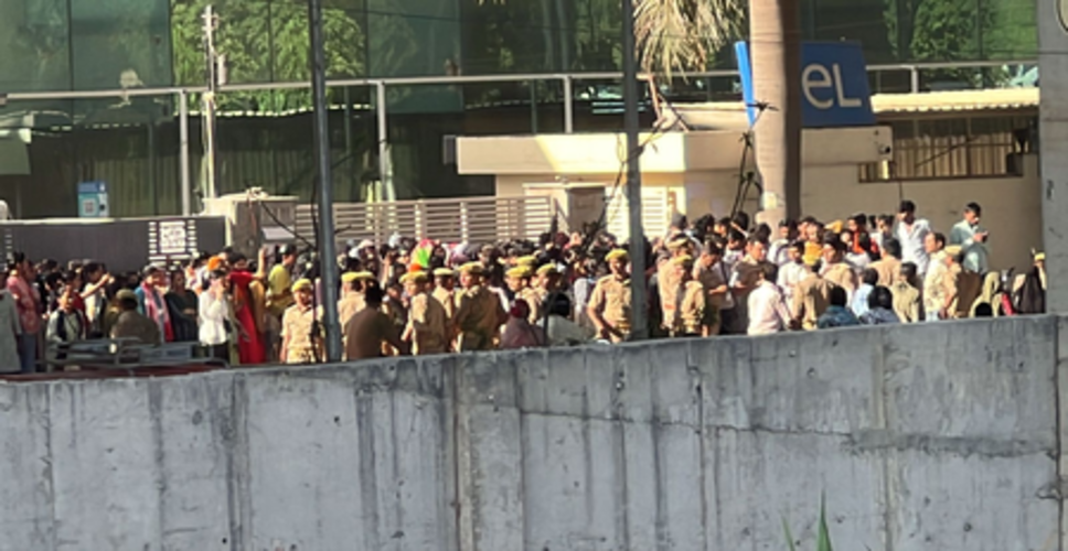 नोएडा में फैक्ट्रियों के खुलते ही फिर श्रमिकों का हंगामा, सुरक्षा के कड़े इंतजाम