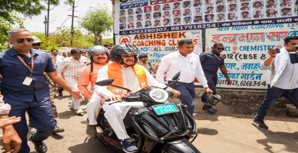 भोपाल में मुख्यमंत्री मोहन यादव ईवी स्कूटी से पहुंचे एमपी बोर्ड की 12वीं टॉपर के घर