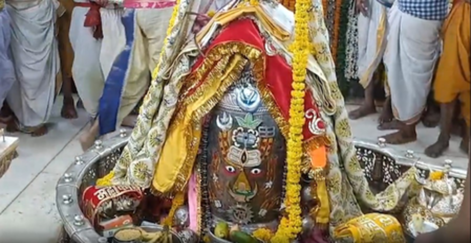 राम नाम की माला पहनाकर सिर पर रमाई गई भस्म, त्रिपुंड व त्रिनेत्र से सजे बाबा महाकाल