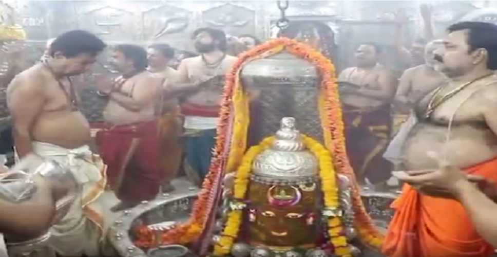 माथे पर बेलपत्र और चंद्र लगाए बाबा महाकाल का अद्भुत शृंगार, रंग पंचमी पर अर्पित किया गया फूलों से बना रंग