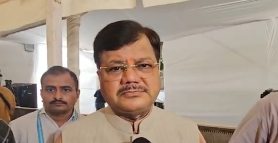 शिवसेना (यूबीटी) के कई सांसदों के शिंदे गुट में शामिल होने को लेकर महाराष्ट्र का सियासी पारा चढ़ा