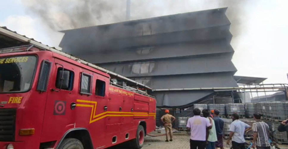 एर्नाकुलम की एक फैक्ट्री में लगी भीषण आग, बचाव कार्य में जुटी फायर ब्रिगेड की टीम