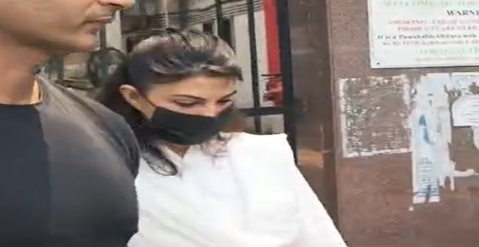 पटियाला हाउस कोर्ट में पेश हुईं जैकलीन, मनी लॉन्ड्रिंग के आरोपों से किया इनकार