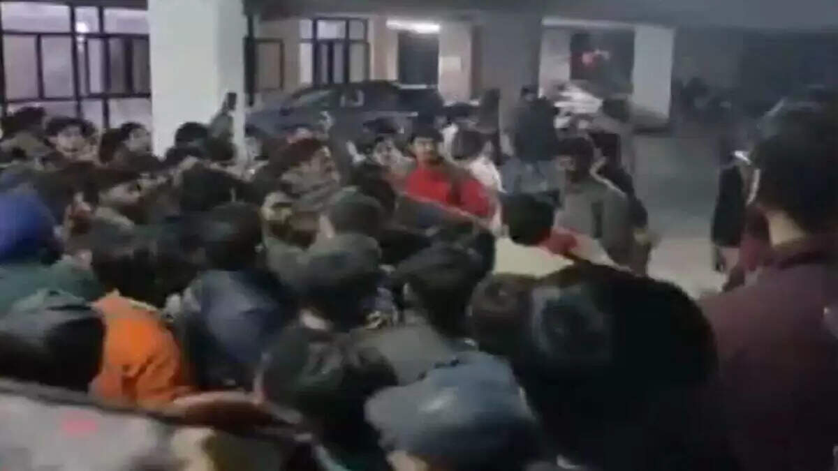 झुंझुनूं कॉलेज के NSUI नेताओं में विवाद, पहले हुई बहस फिर चले लात-घूंसे, वीडियो वायरल