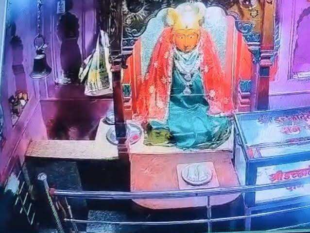 मां इच्छादेवी के पैर छुए, फिर मुकुट-छत्र चुराया, काले कपड़े पहनकर आए चोर, रॉड से गेट का ताला तोड़ा; फिंगरप्रिंट मिटाने ग्लव्स पहन रखे थे
