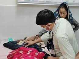 अलवर अस्पताल में विवाद: एक्सक्लूसिव वीडियो में देंखे डाइटिशियन पर मरीज की परिजन को थप्पड़ मारने का आरोप, हंगामे के बाद माहौल तनावपूर्ण