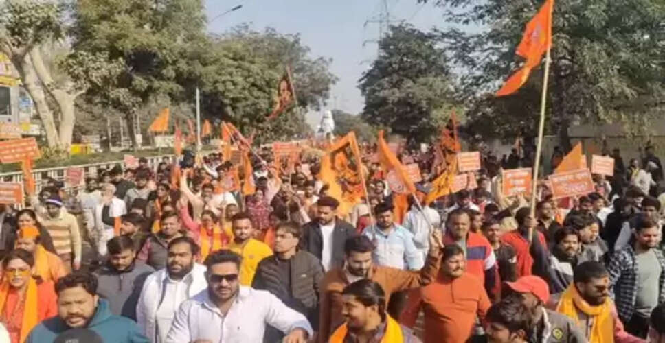 बांग्लादेश में हिंदुओं पर हो रहे अत्याचार के खिलाफ नोएडा में विहिप और बजरंग दल का जोरदार प्रदर्शन&nbsp;