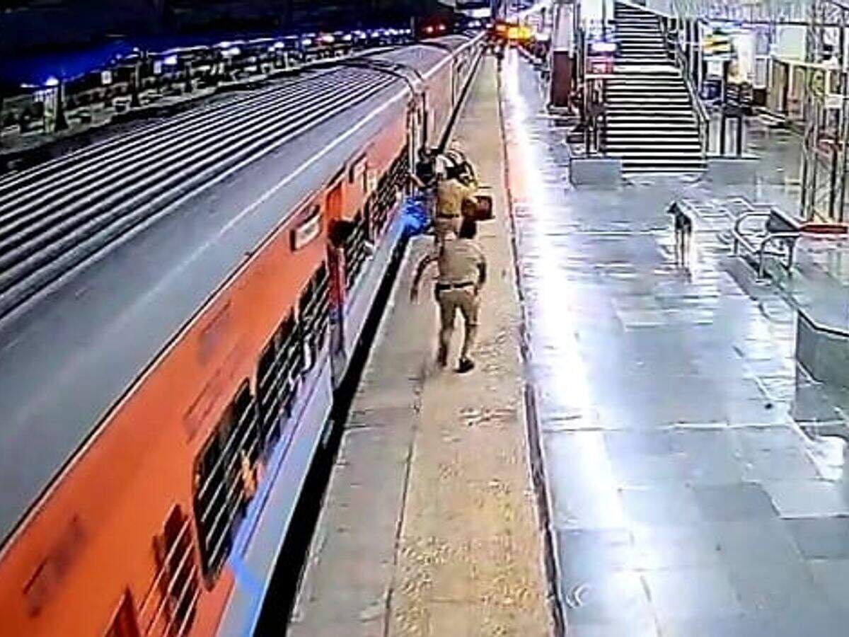 वीडियो में देंखे फुलेरा रेलवे स्टेशन पर महिला हेड कॉन्स्टेबल ने ट्रेन में चढ़ते समय गिरते यात्री को बचाया