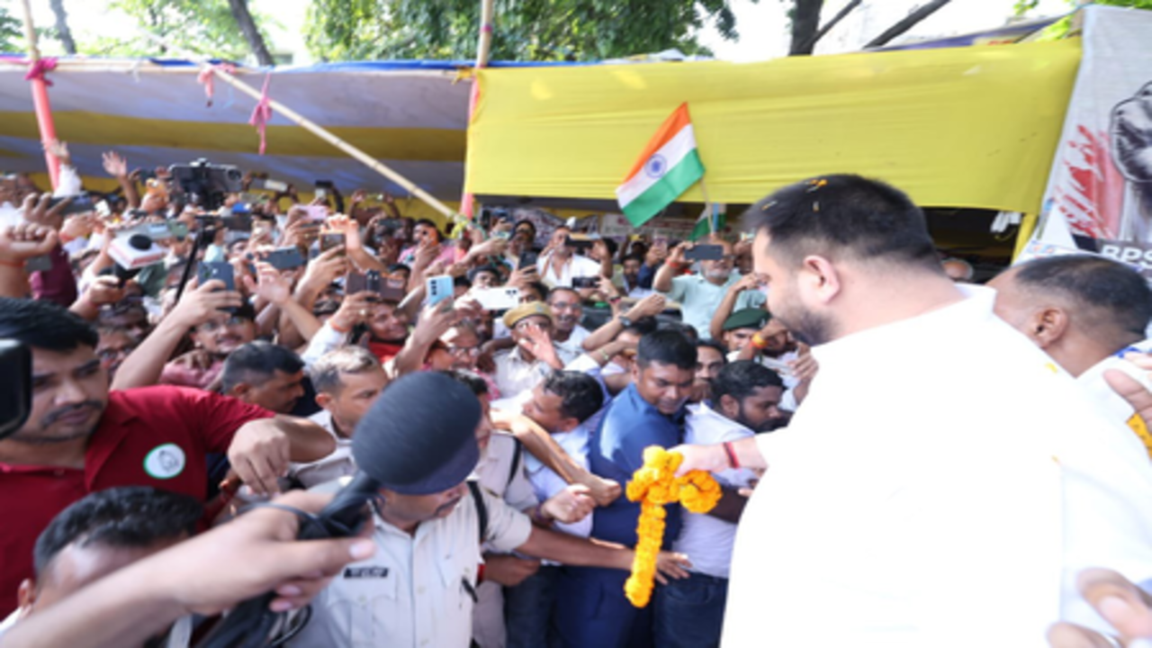 बिहार: छात्रों के समर्थन में गर्दनीबाग पहुंचे तेजस्वी यादव, बोले- महागठबंधन मजबूती से आपके साथ