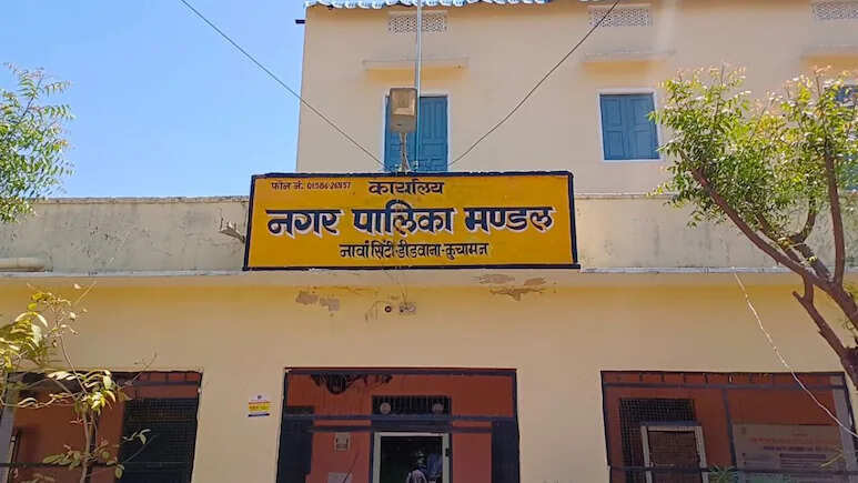 मुआवजा नहीं दिया तो कोर्ट ने डीडवाना कलेक्टर की कार और पालिका के ऑफिस की कुर्की का दिया आदेश