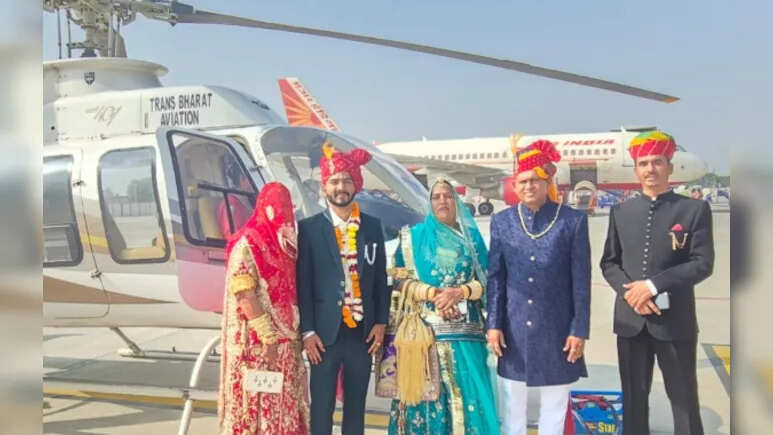 जोधपुर में हेलीकॉप्टर से गांव पहुंचे दूल्हा-दुल्हन, देखकर दंग रह गए ग्रामीण; पूरे गांव में बरसे फूल