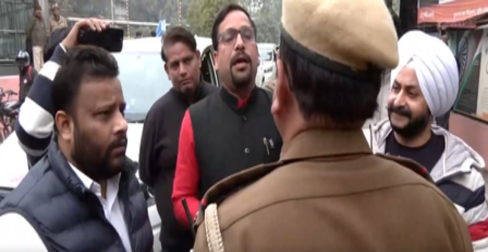 दिल्ली विधानसभा में नहीं मिली सस्पेंड 'आप' विधायकों को एंट्री, बोले- 'भाजपा हमें ऑफिस जाने से नहीं रोक सकती'