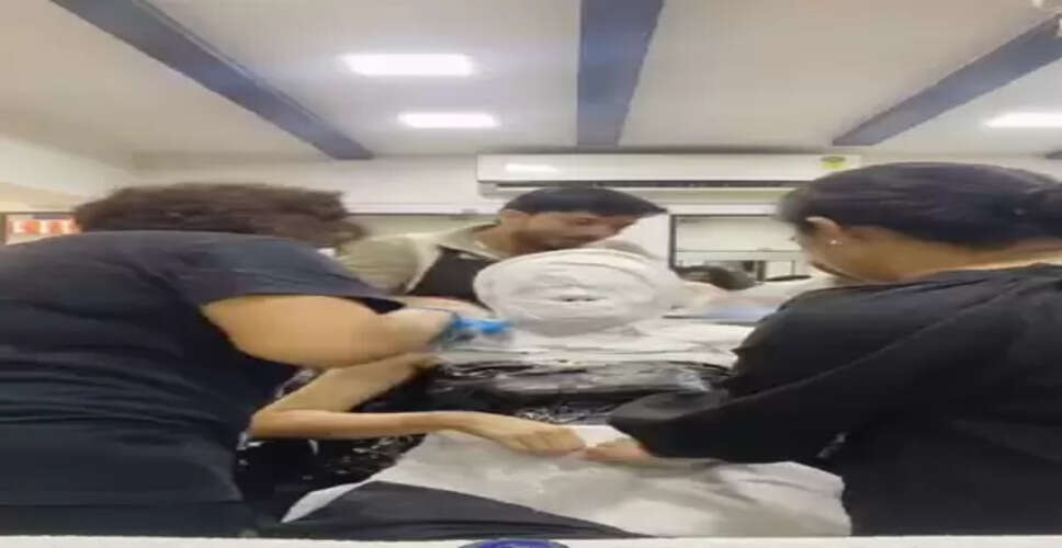 नए साल पर अदा शर्मा का नया लुक, चेहरे पर लपेटी अनगिनत पट्टियों से सांस लेना हुआ मुश्किल