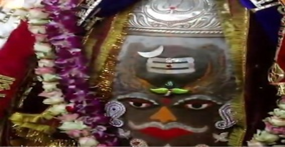 'जय श्री महाकाल' के जयघोष से गूंजी उज्जैन नगरी, बाबा का अद्भुत शृंगार