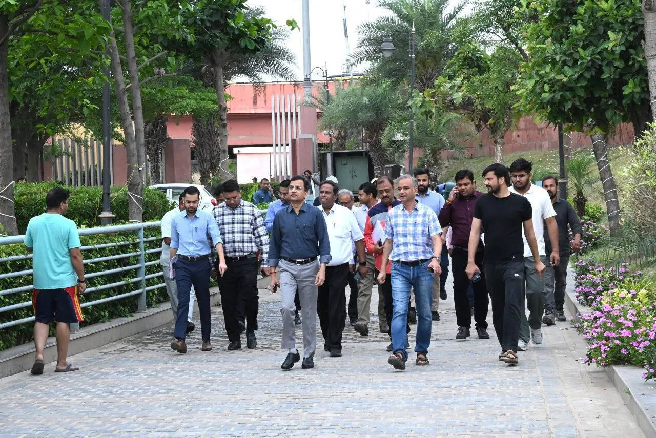 द्रव्यवती नदी को प्रदूषण मुक्त बनाने की कवायद तेज, अधिकारियों ने किया निरीक्षण