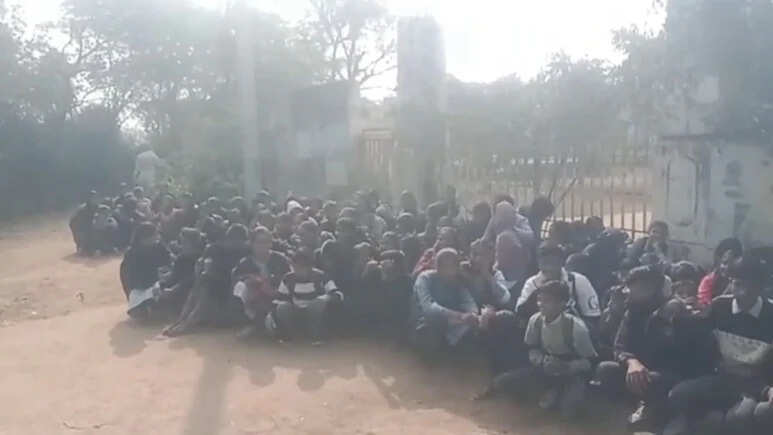 बूंदी में शिक्षक के तबादले से सड़कों पर उतरे छात्रों, स्कूल में ताला जड़ कक्षाओं का किया बहिष्कार