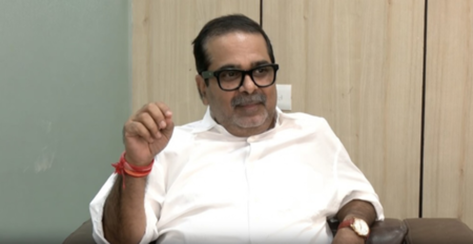 केजरीवाल से जुड़े चार्टर्ड प्लेन विवाद पर अवध ओझा का तंज, तो क्या नेता बैलगाड़ी पर चलें