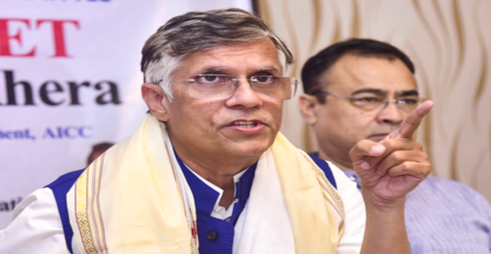 पश्चिम एशिया में हमलों और पेट्रोल की बढ़ती कीमतों पर चुप्पी को लेकर कांग्रेस ने केंद्र पर साधा निशाना