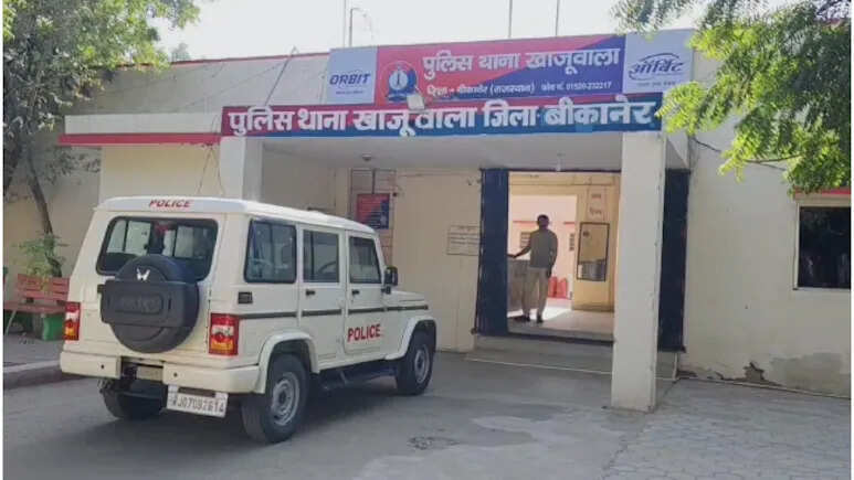 'तुझे उठा ले जाएंगे', स्कूल जाती बच्ची को 10 दिन तक छेड़ते रहे मनचले, मां समझाने गई तो करने लगे मारपीट