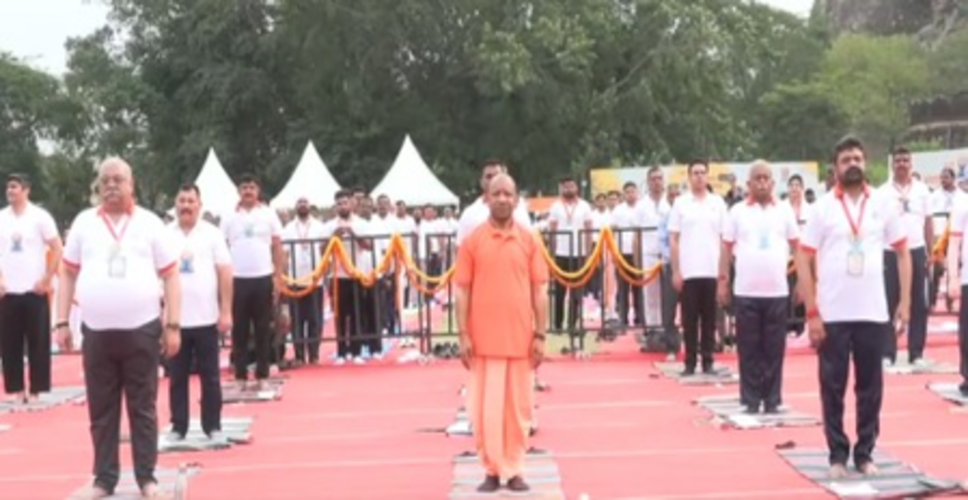 अंतरराष्ट्रीय योग दिवस पर उत्तर प्रदेश में विशेष कार्यक्रम, झांसी में सीएम योगी ने किया योगाभ्यास
