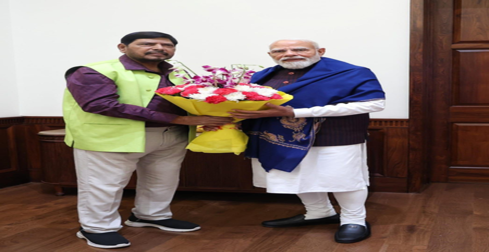 प्रधानमंत्री मोदी से मिले आरपीआई के राष्ट्रीय अध्यक्ष रामदास आठवले