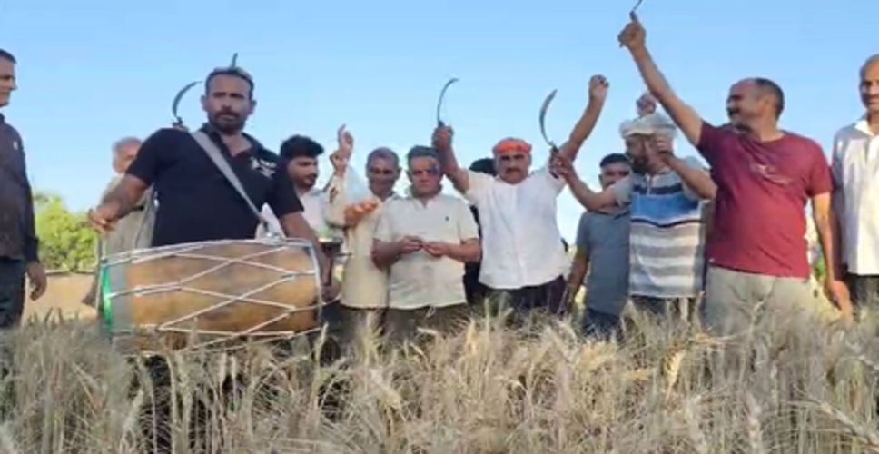 जम्मू संभाग के अंतरराष्ट्रीय सीमावर्ती इलाकों में बैसाखी का उत्सव, किसानों ने फसलों की कटाई शुरू की