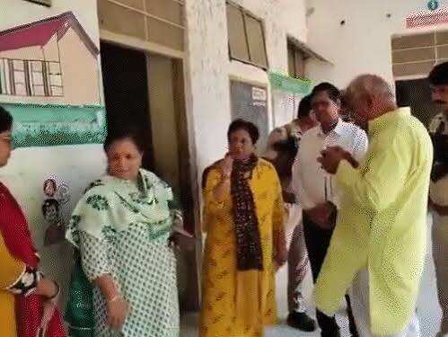 जयपुर में महिला शिक्षिका का मोबाइल देखने पर सियासी घमासान, वीडियो में देंखे कांग्रेस ने उठाए सवाल; शिक्षा मंत्री मदन दिलावर ने दिया जवाब