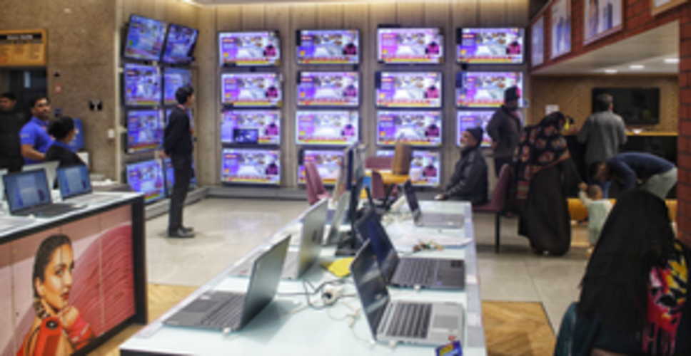 भारत की स्मार्ट टीवी शिपमेंट 2025 में सपाट रही, बड़ी स्क्रीन और क्यूएलईडी की हिस्सेदारी बढ़ी