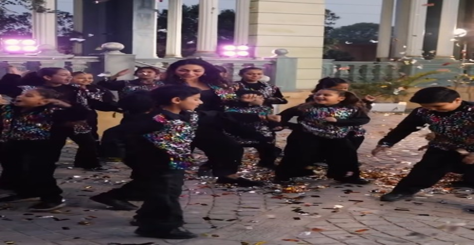 छोटे उस्तादों के साथ थिरकीं नीरू बाजवा, 'जवाक' के सेट से शेयर की मस्ती भरी झलक