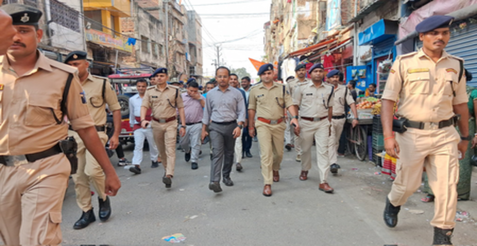 नवादा: रामनवमी पर्व के अवसर पर शोभायात्रा से पहले पुलिस ने निकाला फ्लैग मार्च