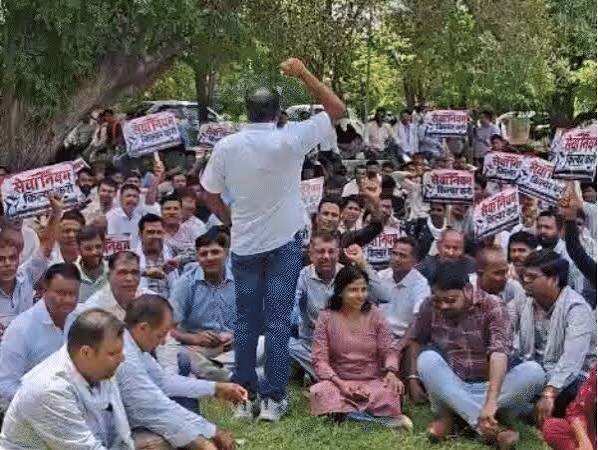 राजस्थान में मनरेगा संविदा कर्मचारियों का आंदोलन टला, वीडियो में जाने किरोड़ी लाल मीणा के आश्वासन के बाद 15 दिन का सामूहिक बहिष्कार स्थगित