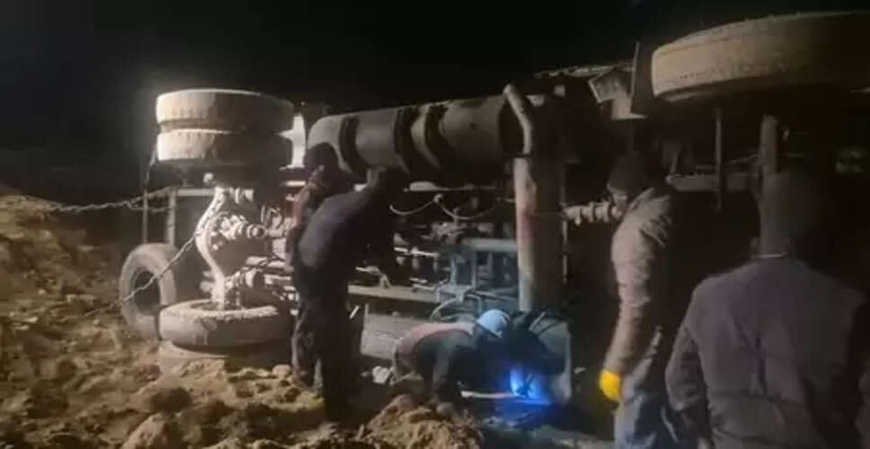 उत्तराखंड: चमोली में डीजल टैंकर दुर्घटनाग्रस्त, सड़क पर पानी की तरह बहा ऑयल