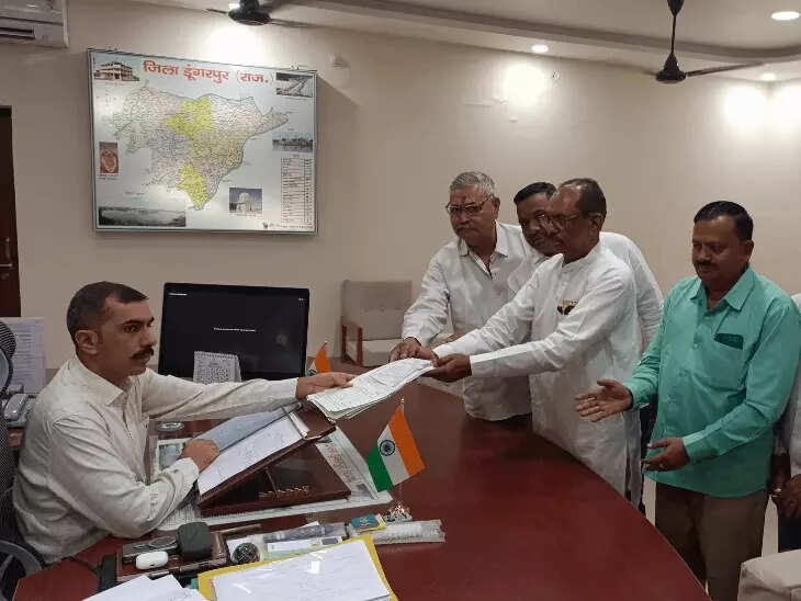 डूंगरपुर जिला परिषद की 37 सीटों पर 174 उम्मीदवार मैदान में, वार्ड-30 में भाजपा के पूर्व जिलाध्यक्ष को बागियों की चुनौती