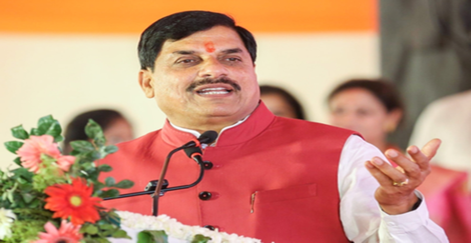 सीएम मोहन यादव ने 'सूर्य मित्र कृषि फीडर योजना' के तहत बिजली खरीद समझौतों का वितरण किया