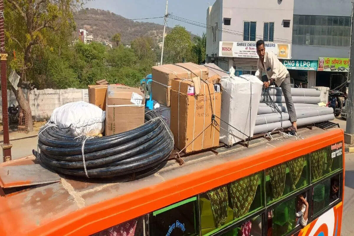 शहर में बढ़ता प्रदूषण: लापरवाही से नए वाहन भी बन रहे धुएं और धूल का कारण