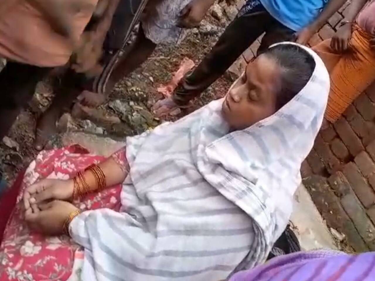 बच्चा चोर समझ बुजुर्ग महिला को लाठी-डंडों से पीटा, वीडियो में देंखे आधार कार्ड दिखाने पर भी नहीं माने लोग