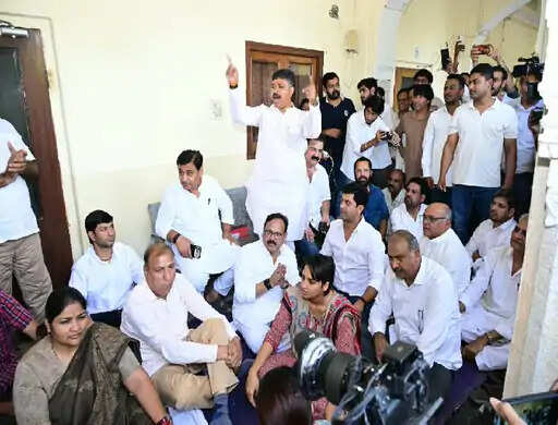 रितु बराला से मारपीट मामले में FIR की मांग, कांग्रेस का कमिश्नरेट पर धरना जारी; नाश्ते के साथ शुरू किया प्रदर्शन