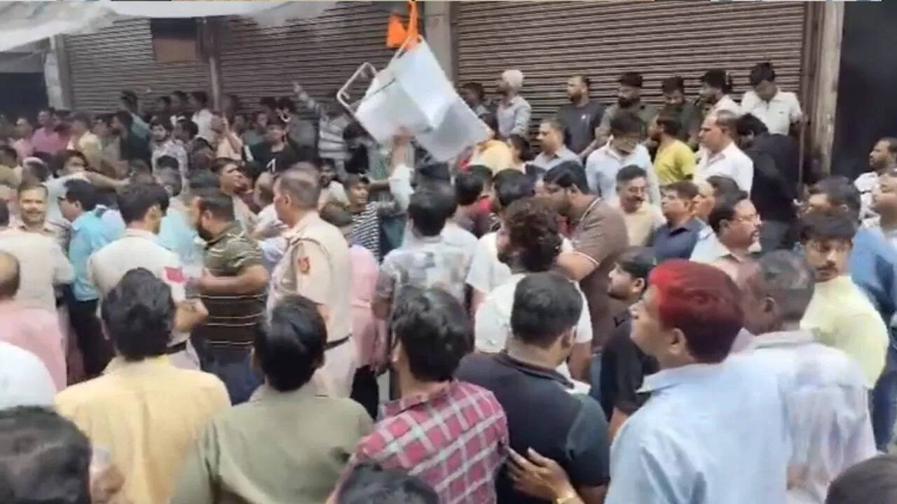 पालम अग्निकांड के बाद सियासत गरमाई, केजरीवाल के दौरे के दौरान हंगामा