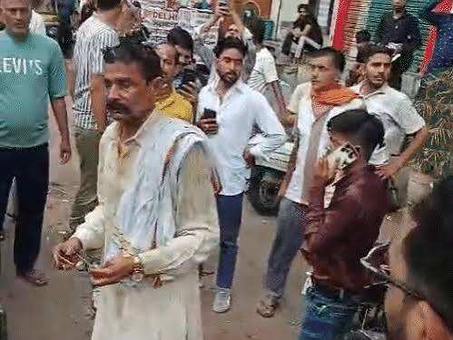 जयपुर में RTO कार्रवाई के विरोध में बस मालिक ने खुद पर डीजल डाला: फुटेज में देंखे बस जब्त होने से आहत होकर आत्मदाह की कोशिश, लोगों ने बचाई जान