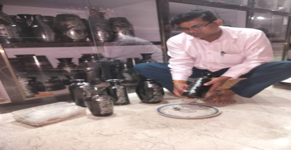 आजमगढ़ के निजामाबाद की ब्लैक पॉटरी को मिला वैश्विक सम्मान, अंतरराष्ट्रीय बाजारों में बढ़ी मांग