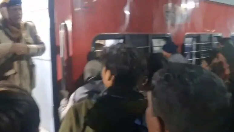 चेतक एक्सप्रेस वायरल वीडियो का सच आया सामने, जयश्री राम के नारे पर नहीं हुआ था विवाद, GRP ने बताई सच्चाई