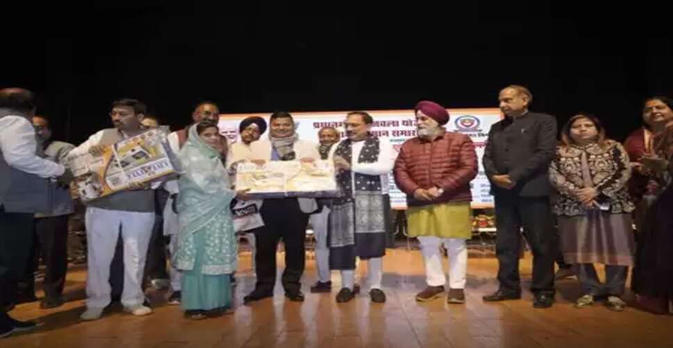 प्रधानमंत्री उज्ज्वला योजना : एमसीडी के 251 कर्मचारियों को मिले फ्री एलपीजी स्टोव-सिलेंडर