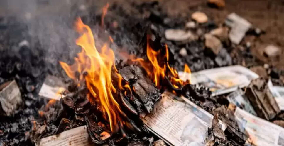 पश्चिम बंगाल : नदिया में बड़ी संख्या में आधार और वोटर कार्ड नष्ट करने के आरोप में एक व्यक्ति गिरफ्तार