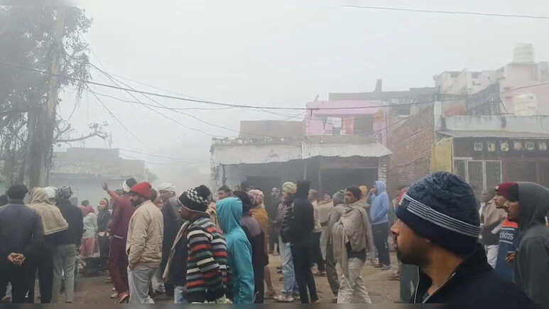 ट्रेलर ने महिला को कुचला, सड़क पर बिखरे मांस के टुकड़े, ग्रामीणों ने मेगा हाईवे किया जाम