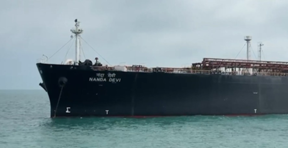 एलपीजी लेकर गुजरात के वडीनार बंदरगाह पर पहुंचा जहाज 'नंदा देवी'