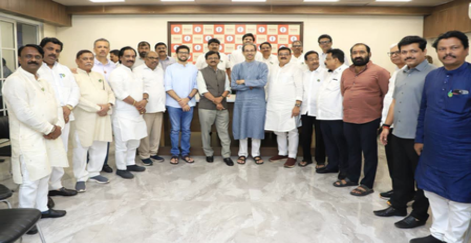 पार्टी छोड़ने की चर्चाओं के बीच उद्धव ठाकरे ने विधायकों के साथ बैठक की, चार विधायक नहीं पहुंचे