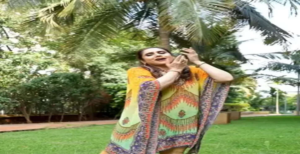 मीनाक्षी शेषाद्रि ने याद किया अपनी पुरानी फिल्म 'लवर बॉय' का टाइटल सॉन्ग