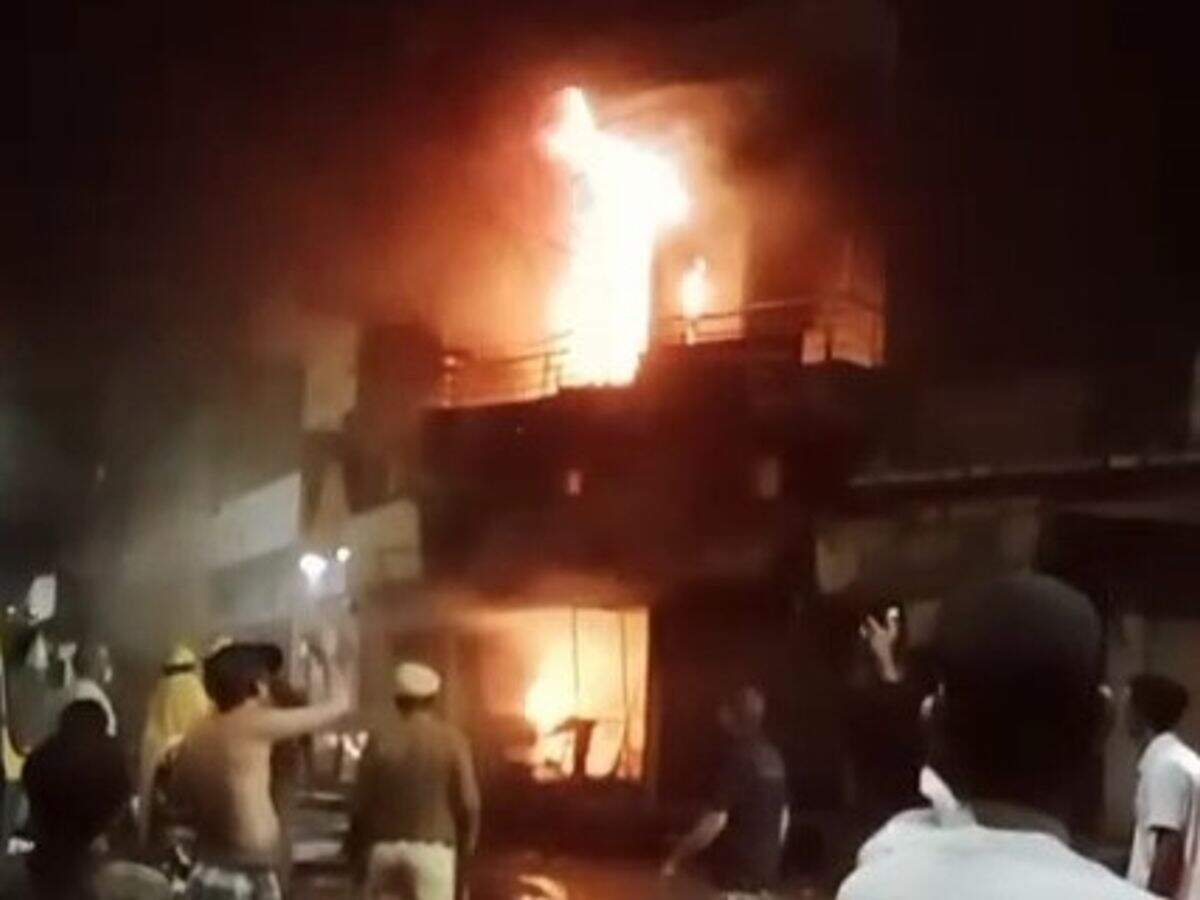 पाली में जनरल स्टोर में लगी आग, वीडियो में देखें ऊपर कमरे में सो रहे रिटायर्ड शिक्षक की जलने से मौत